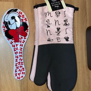 Disney Minnie Mouse oven mitts and spoon rest